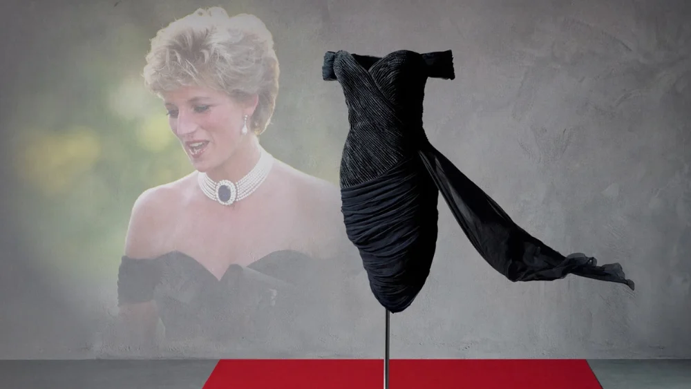 El icónico “revenge dress” que Diana, Princess of Wales, llevó el 29 de junio de 1994 vuelve a exhibirse en Londres por primera vez en casi tres décadas, antes de ser subastado por Sotheby’s en Nueva York el 9 de diciembre.